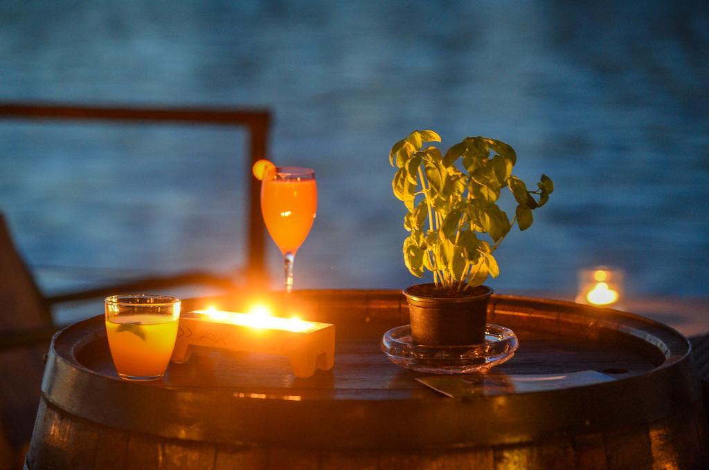 San Art Floating Hostel & Apartments Beograd Ngoại thất bức ảnh