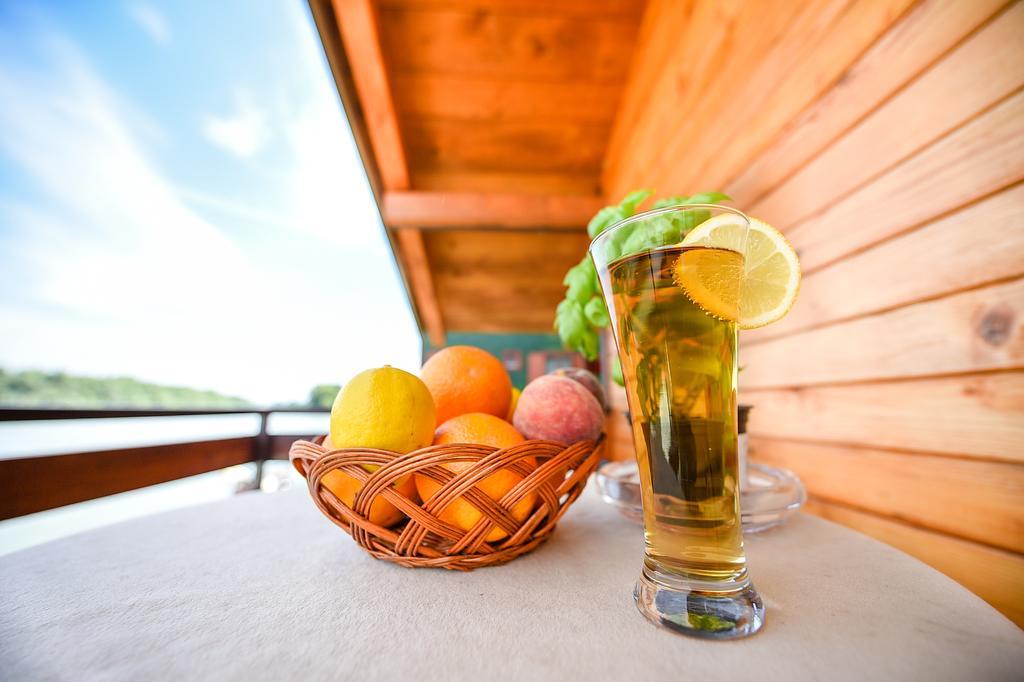 San Art Floating Hostel & Apartments Beograd Ngoại thất bức ảnh
