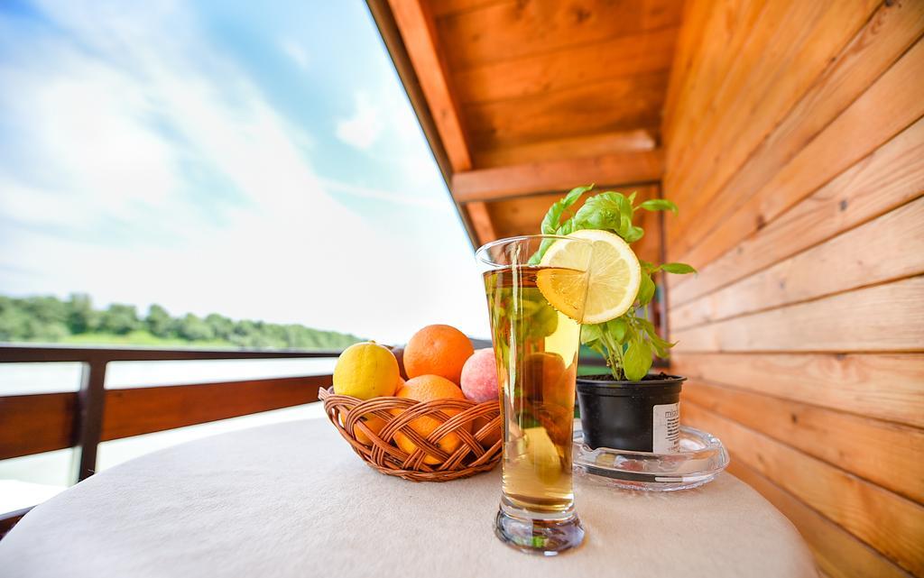 San Art Floating Hostel & Apartments Beograd Ngoại thất bức ảnh