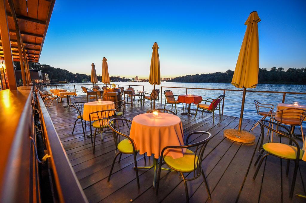 San Art Floating Hostel & Apartments Beograd Ngoại thất bức ảnh