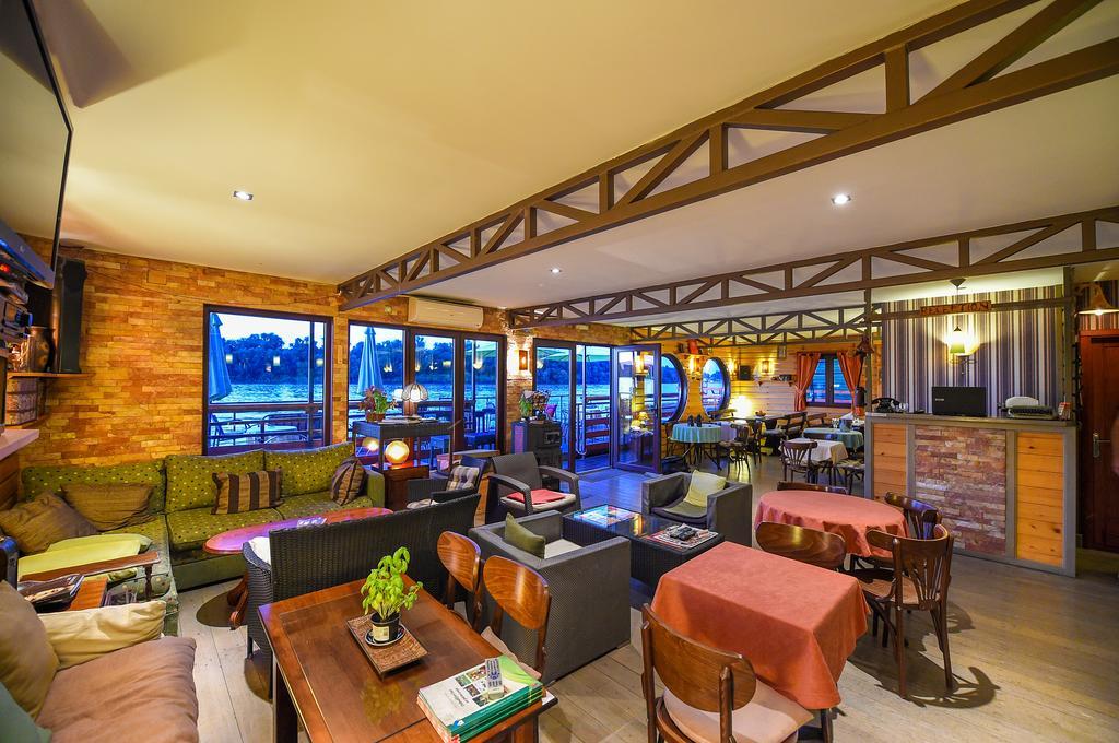 San Art Floating Hostel & Apartments Beograd Ngoại thất bức ảnh