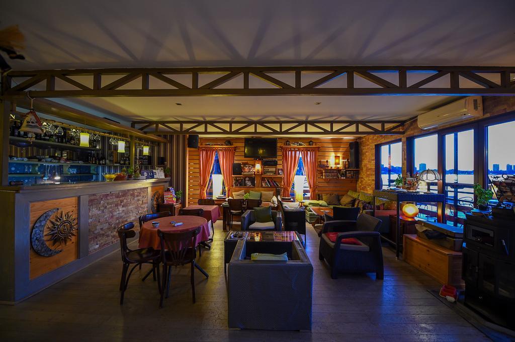 San Art Floating Hostel & Apartments Beograd Ngoại thất bức ảnh
