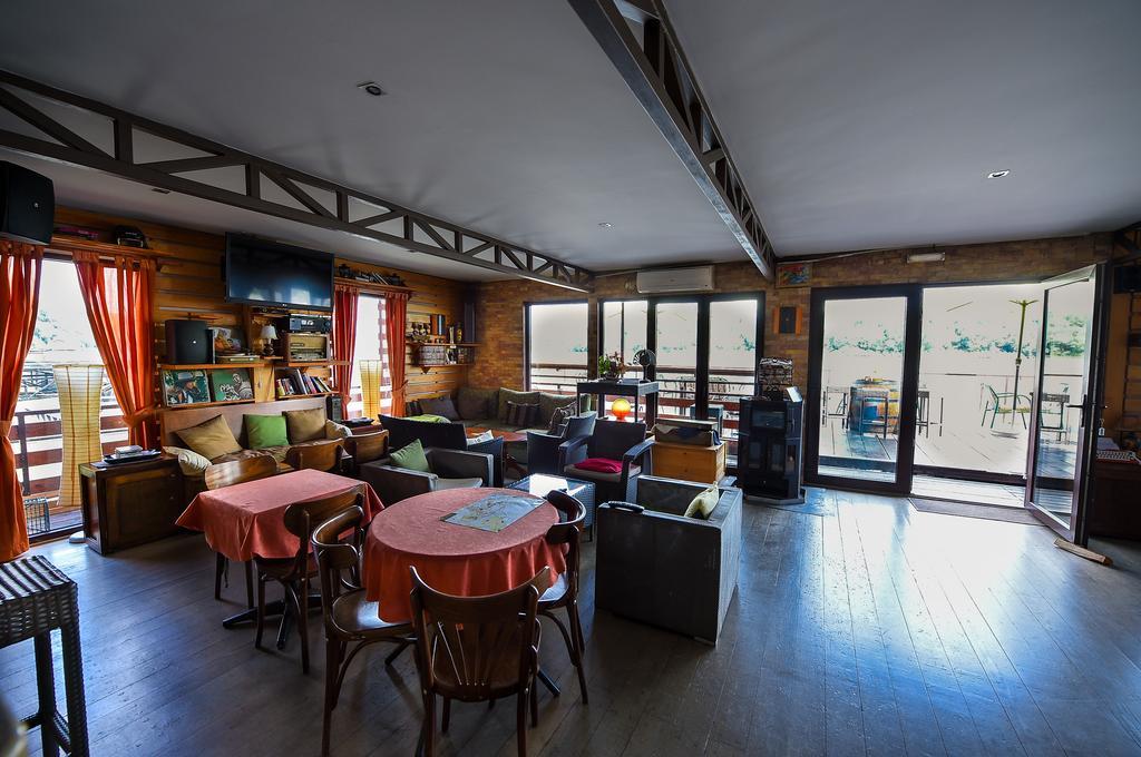 San Art Floating Hostel & Apartments Beograd Ngoại thất bức ảnh