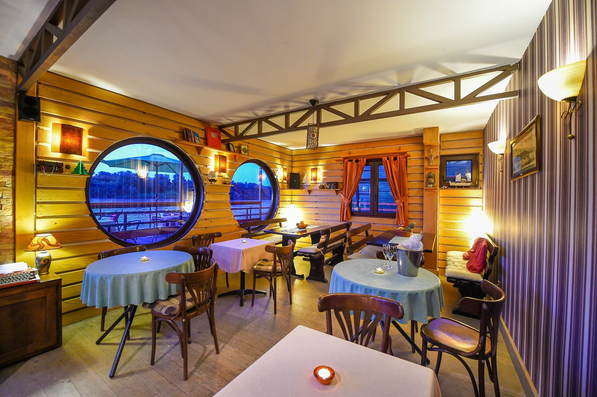 San Art Floating Hostel & Apartments Beograd Ngoại thất bức ảnh